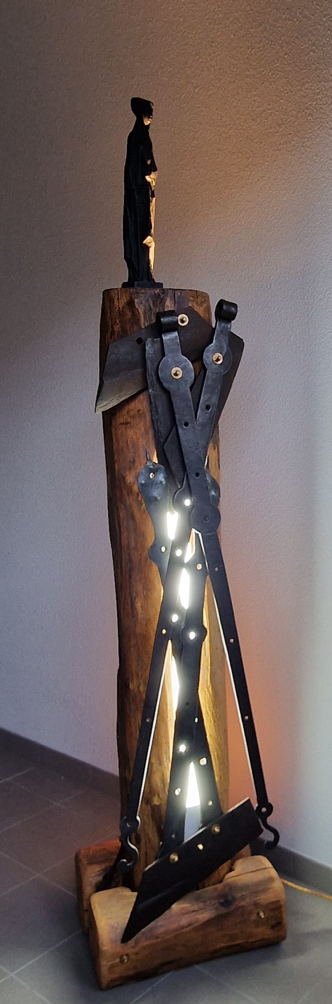 Erwin Lind – SCULPD’OR – Stehlampe aus antikem Holz – Steiermärkischer Kunstverein Werkbund