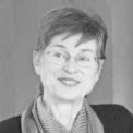 Ruth Barg Werkbundmitglied seit 1987 Geboren 1947 in Kapfenberg / Steiermark Literatur: Lyrik, Aphorismen, Kurzprosa, Satire Ruth Barg gehört zu jenen literarischen Stimmen der Steiermark, die nicht laut auftreten müssen, um nachzuklingen. Ihre Texte entstehen aus genauer Beobachtung, aus innerer Sammlung und aus einem feinen Gespür für Zwischentöne. Sie schreibt vorwiegend Lyrik, Aphorismen und Kurzprosa – verdichtete Formen, in denen jedes Wort Gewicht bekommt. Geboren 1947 in Kapfenberg, führte sie ihr Berufsweg zunächst nicht in den Literaturbetrieb, sondern in die Arbeitswelt eines Industriebetriebes, wo sie lange als Sekretärin tätig war. Gerade diese Nähe zum gelebten Alltag, zu seinen Verletzlichkeiten, Hoffnungen und Brüchen, prägt ihre Sprache. Ruth Barg schreibt nicht aus Distanz, sondern aus Erfahrung; ihre Literatur sucht das Wesentliche hinter dem Offensichtlichen. Ihre Gedichte und Prosatexte erschienen in zahlreichen Anthologien und Literaturzeitschriften, darunter „Reibeisen“, „Brucker Literaturturm“, „Lichtungen“, „Delta der Lyrik“, „Kapfenberger Anthologie“, „Poesie International“, „Marianne Hainisch“ und „Aldebaran“. Mit dem Lyrikband „Augurenlächeln“ erschien 1989 eine eigenständige Buchpublikation; weitere Gedichtbände wie „Ursachloser Schimmer eines Traums“, „Verkohltes Licht“ und „Aschenflug – Flugasche“ erweitern ihr literarisches Werk. Die Österreichische Gesellschaft für Literatur nennt Ruth Barg als Autorin von Lyrik, Aphorismen, Satiren und Kurzprosa und führt diese Buchpublikationen ebenfalls an. Ein wichtiger Bezugspunkt ihres Schreibens ist die existenzielle Dichtung Christine Lavants. Auch bei Ruth Barg stehen Schmerz, Erinnerung, Verlust und Verletzbarkeit nicht im Gegensatz zur Hoffnung, sondern werden zu ihrem Ausgangspunkt. Ihre Texte verschließen das Dunkle nicht, aber sie lassen immer wieder einen Durchblick offen – auf Trost, Würde und innere Standhaftigkeit. Zahlreiche Lesungen führten Ruth Barg nach Österreich, Deutschland und in die Schweiz; zudem war sie in ORF-Sendungen vertreten. Für ihr literarisches Schaffen erhielt sie 1983 und 1985 Anerkennungspreise der VOEST-Kulturgemeinschaft Linz. Seit 1987 ist Ruth Barg Mitglied des Steiermärkischen Kunstvereins Werkbund. Damit steht sie für jene literarische Sparte, die im Werkbund seit jeher neben der bildenden Kunst einen festen Platz hat. Ihre langjährige Zugehörigkeit unterstreicht die Bedeutung des Werkbundes als qualitätsbewusste, kuratierte Künstlergemeinschaft, in der unterschiedliche künstlerische Ausdrucksformen einander begegnen und stärken. Veröffentlichungen / Auswahl * Augurenlächeln, Lyrikband, 1989 * Ursachloser Schimmer eines Traums, 1991 * Verkohltes Licht, 1999 * Aschenflug – Flugasche, Gedichte, 2020 * Veröffentlichungen in Anthologien und Zeitschriften, u. a. „Reibeisen“, „Lichtungen“, „Brucker Literaturturm“, „Kapfenberger Anthologie“, „Aldebaran“, „Delta der Lyrik“ Auszeichnungen * 1983 Anerkennungspreis der VOEST-Kulturgemeinschaft Linz * 1985 Anerkennungspreis der VOEST-Kulturgemeinschaft Linz Kurzbeschreibung / SEO-Auszug Ruth Barg, geboren 1947 in Kapfenberg, schreibt Lyrik, Aphorismen und Kurzprosa. Seit 1987 ist sie Mitglied des Steiermärkischen Kunstvereins Werkbund und zählt zu den fein beobachtenden literarischen Stimmen der Steiermark. – Künstler – Steiermärkischer Kunstverein Werkbund